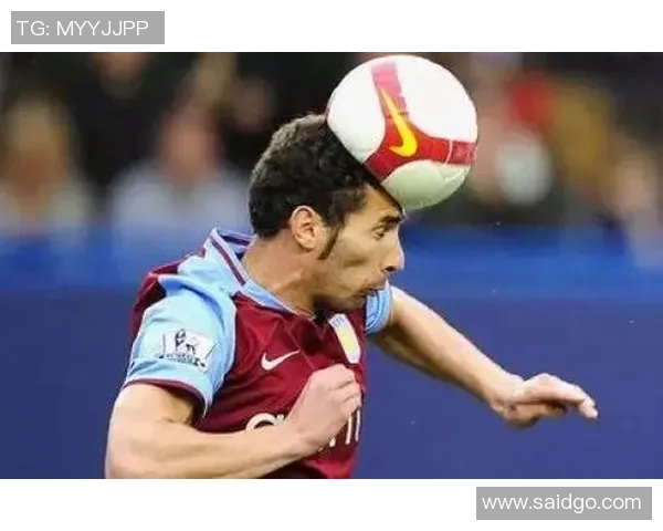 足球明星挑战极限技艺展现爬行头顶球的惊人技巧与乐趣